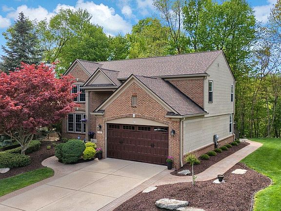 4th image of 975 Hidden Creek Dr