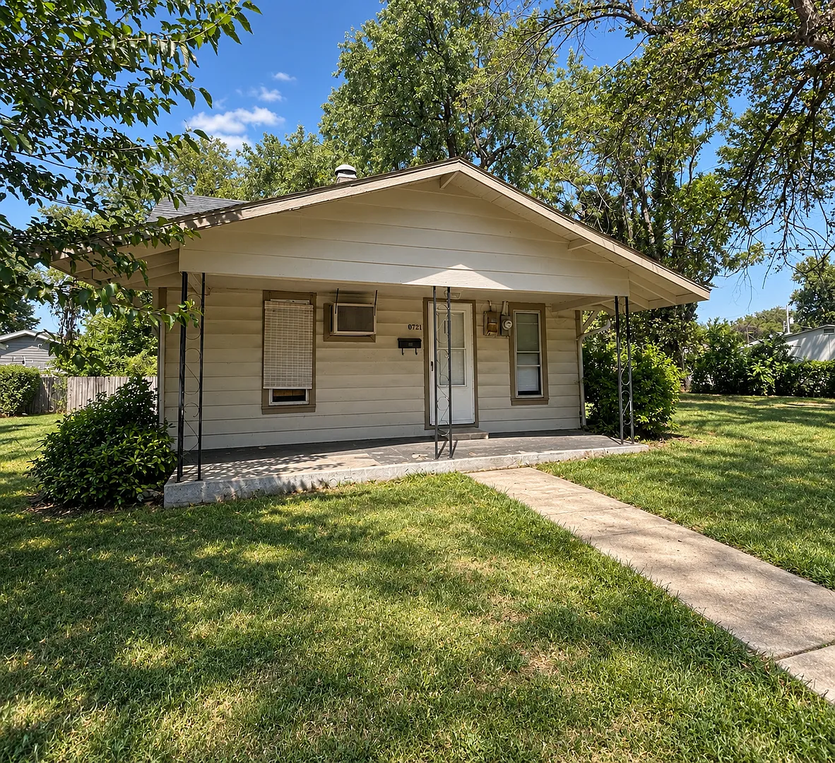 Cute 2 Bed/1 Bath Home Near I44! — Photo 2