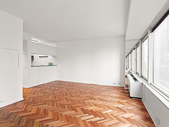 2nd image of 150-156 W 56th St APT 3906