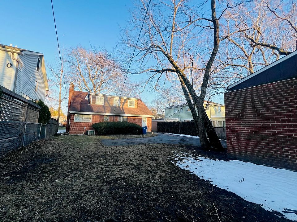 2nd image of 931 Yale St