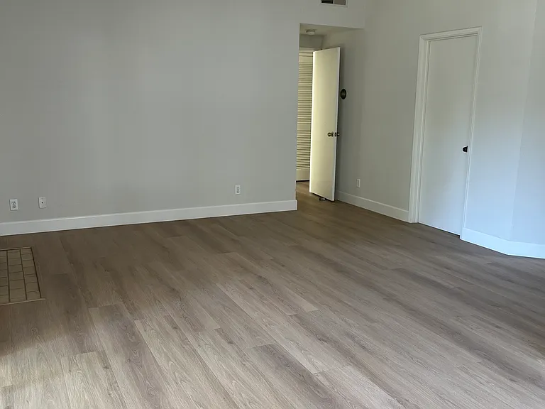 3475 Deerwood Ter — Photo 4