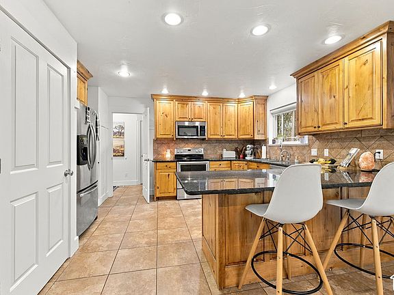 5th image of 525 E Oneida St