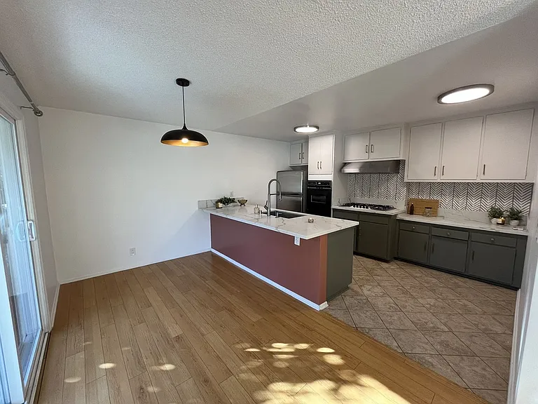445 E Magnolia Blvd — Photo 17