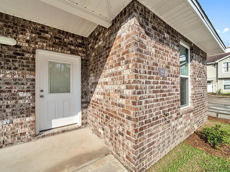 942 Ashley Ln #B — Photo 2