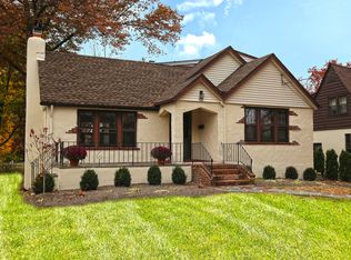 32 Burnet Hill Rd, Livingston, NJ 07039