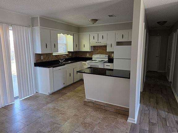 3rd image of 702 Charlotte Cir