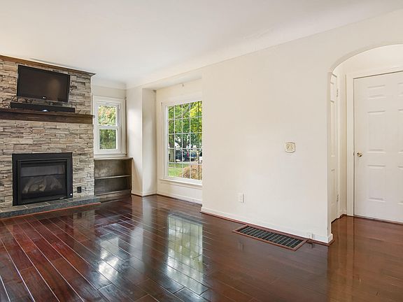 4th image of 2217 Estelle Dr SE