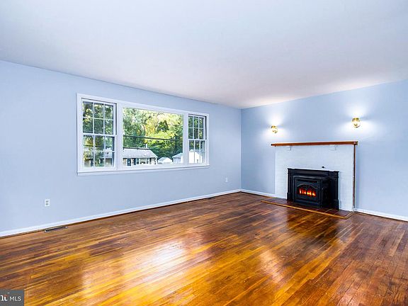 2nd image of 1023 Mountain Top Dr