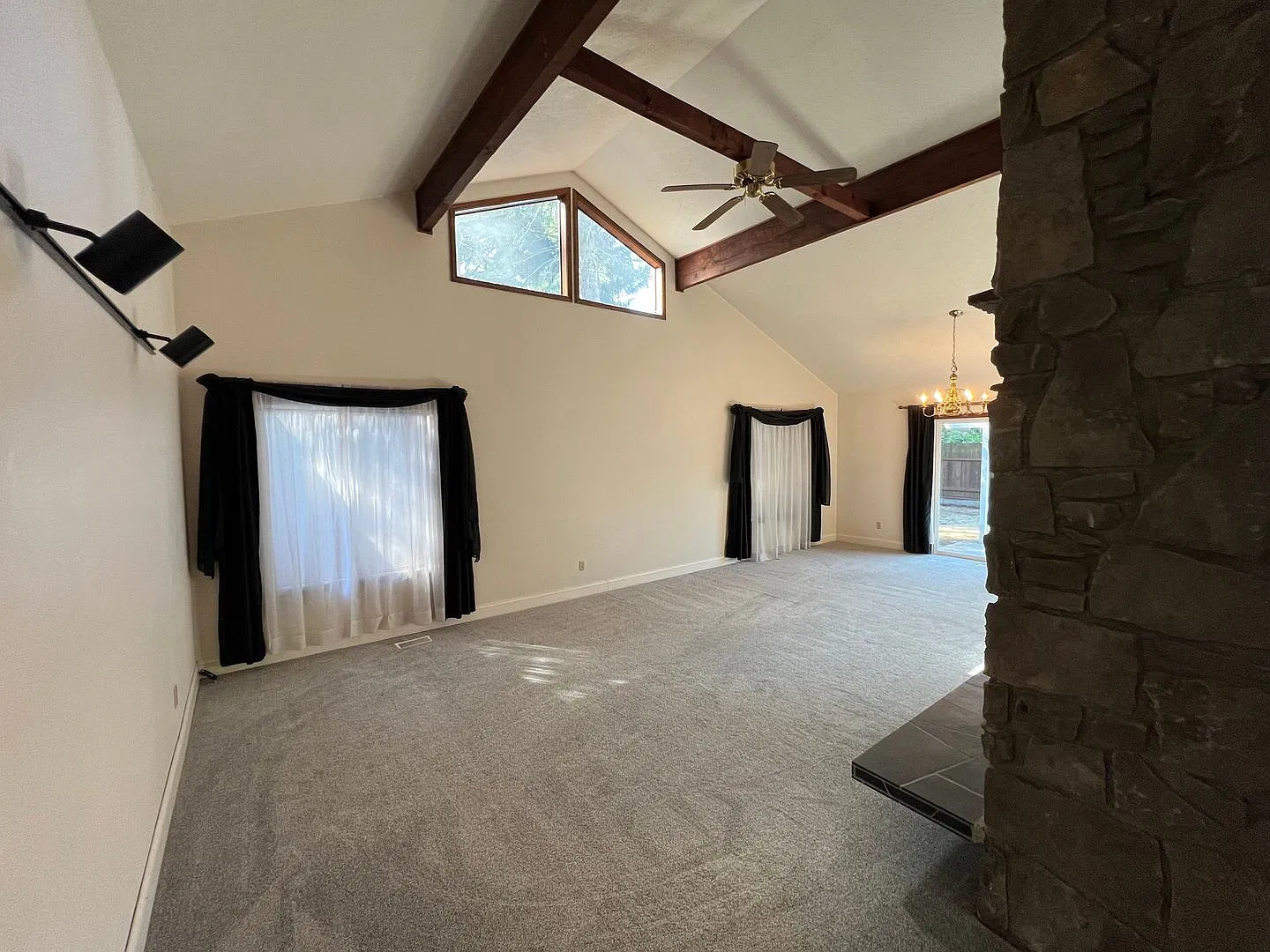 Beautiful Single Level Home in Mapletree for Rent on a HUGE Lot - 10006 NE 67th St — Photo 4