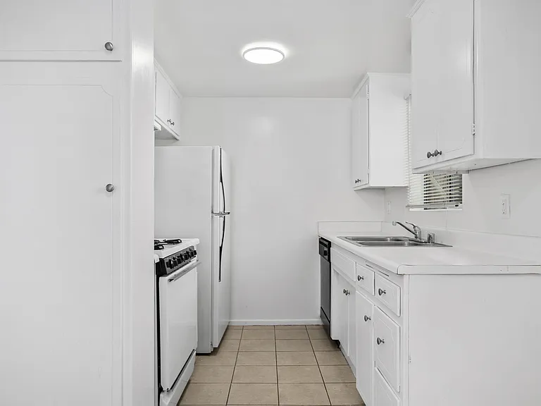 11661 Goshen Ave #104 — Photo 18