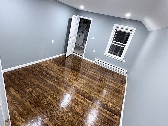 4th image of 32 Grand St Floor 2
