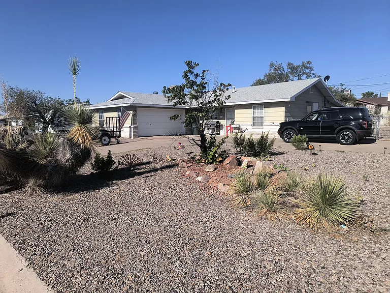 Yucca St — Photo 1