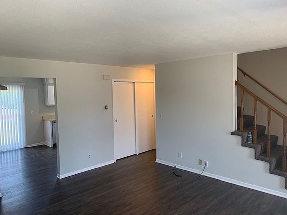 3rd image of 4556 Applewood Ln