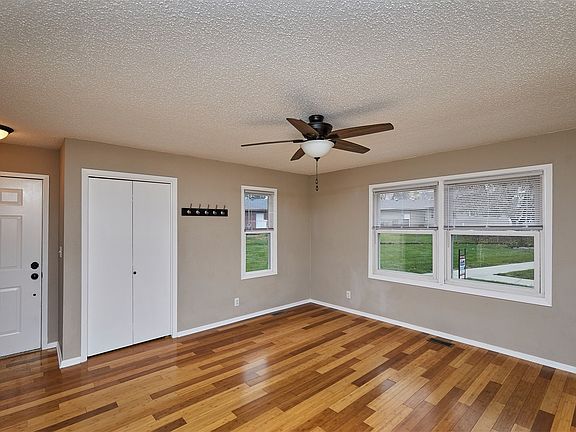 4th image of 823 NW Greenwood St #36