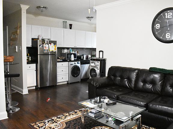 3rd image of 3817.5 N Greenview Ave #2E