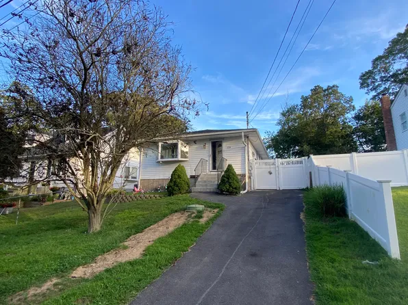 224 Hampton Ave, Mastic, NY 11950