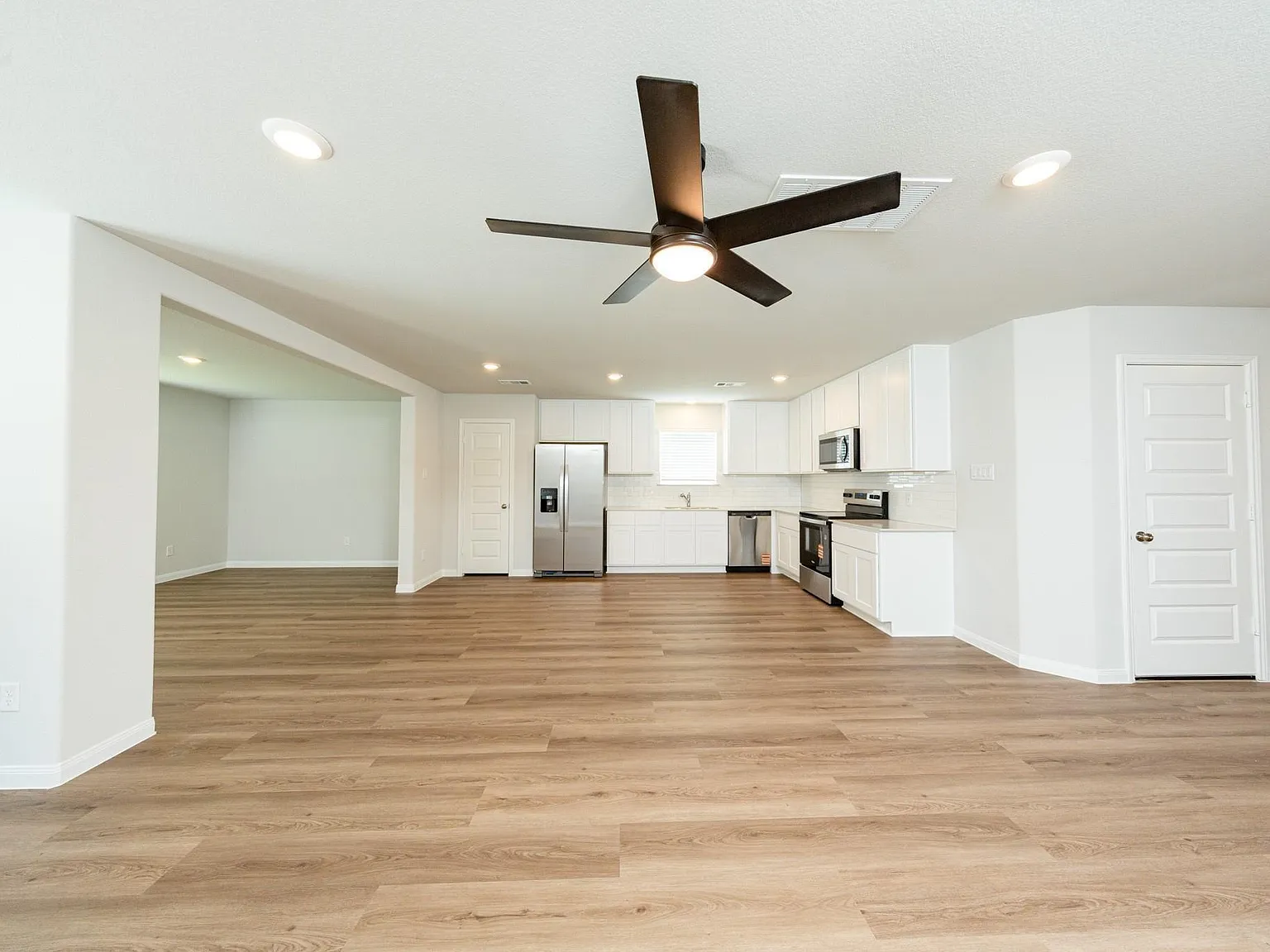 3 bed, 2.5 bath, 1841 sqft, $1,995 — Photo 4
