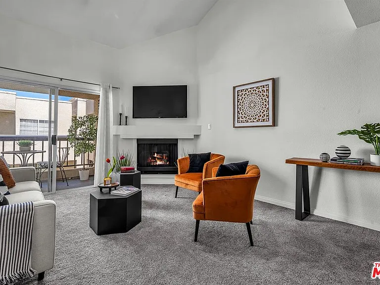 21520 Burbank Blvd #313 — Photo 4