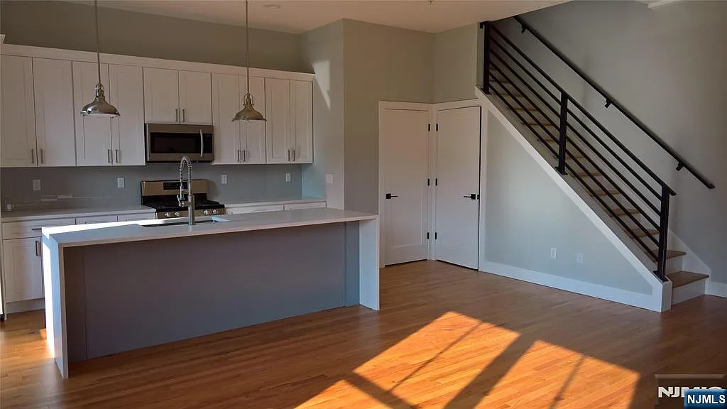 2 bed, 1.5 bath, 1002 sqft, $3,500 — Photo 3