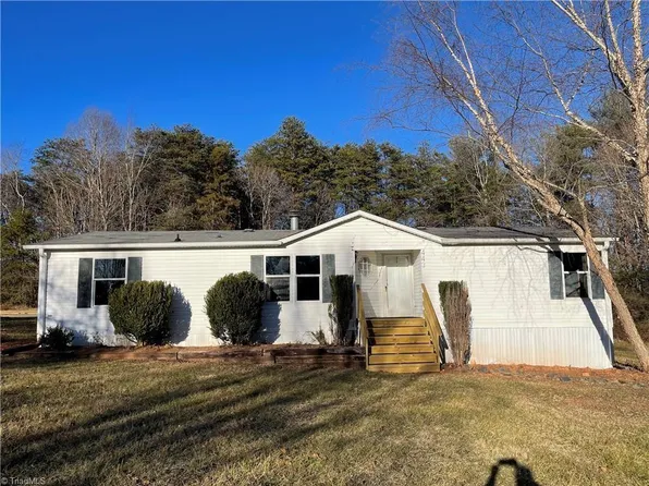 443 E Main St E, Boonville, NC 27011