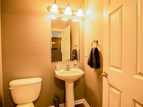 2nd image of 2489 Charoe St