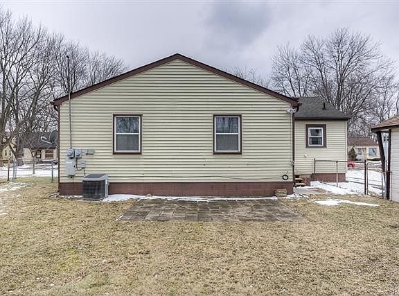 3rd image of 15424 Woodbine