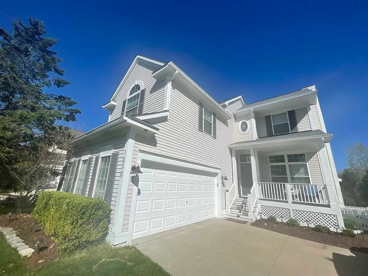1050 Watersedge Ct photo 1
