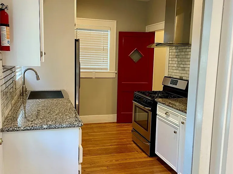 1039 Robbie St — Photo 3