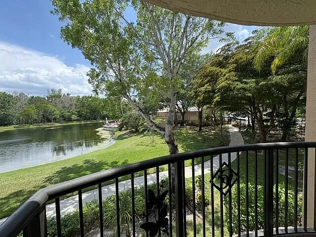 3 bed, 2.0 bath, 1173 sqft, $2,350 — Photo 2