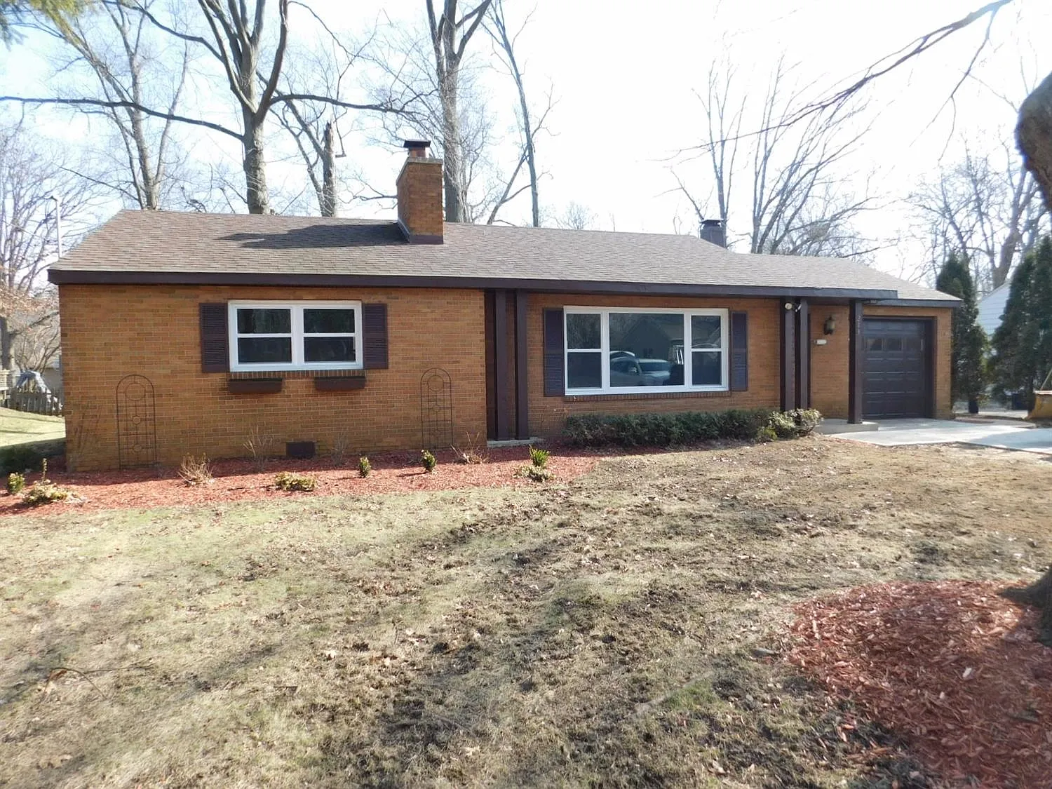 213 Meadowlark Dr photo 1