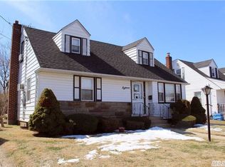 18 Howard Pl, Oceanside, NY 11572