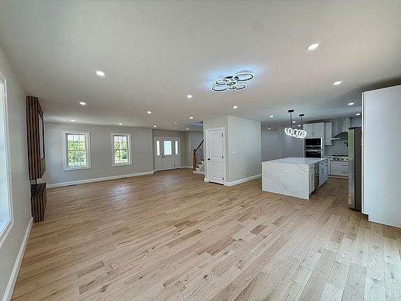 5th image of 1 Great Woods Cir