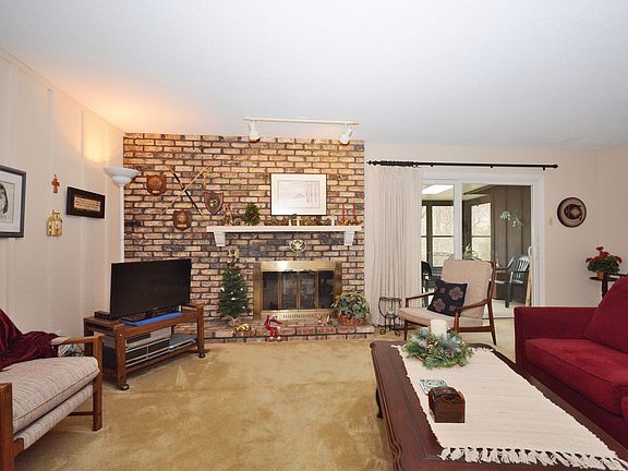 2nd image of 424 Glan Tai Dr