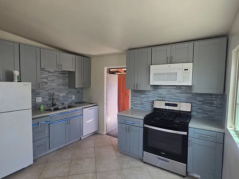 336-338 Daisy Ave — Photo 5