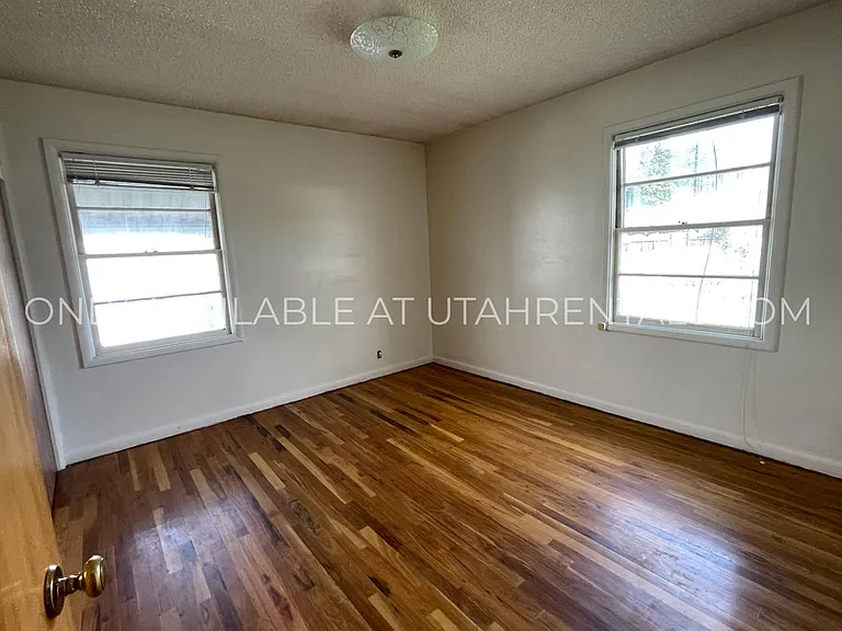 158 W 500 N — Photo 20