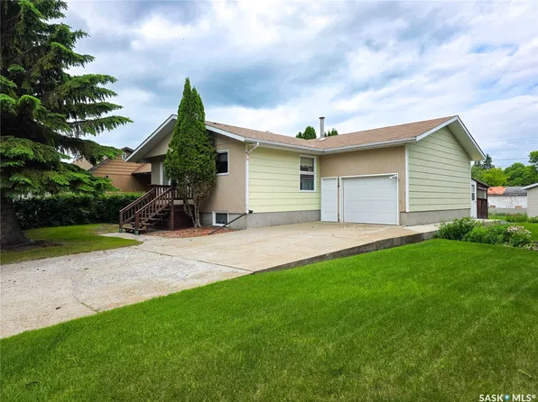 618 4th Avenue W, Melville, SK S0A 2P0