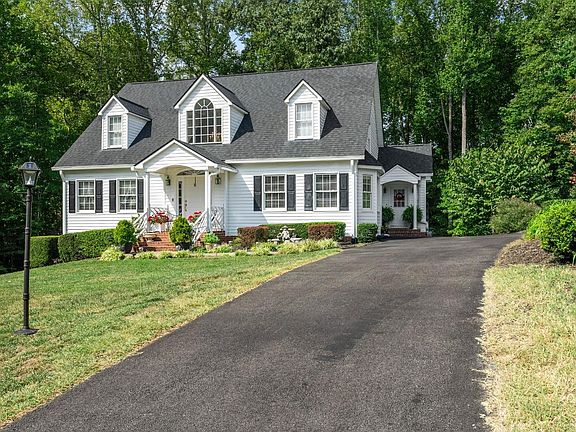 3rd image of 50 Woodlake Cir
