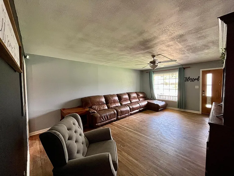 3518 Lynette Dr — Photo 6