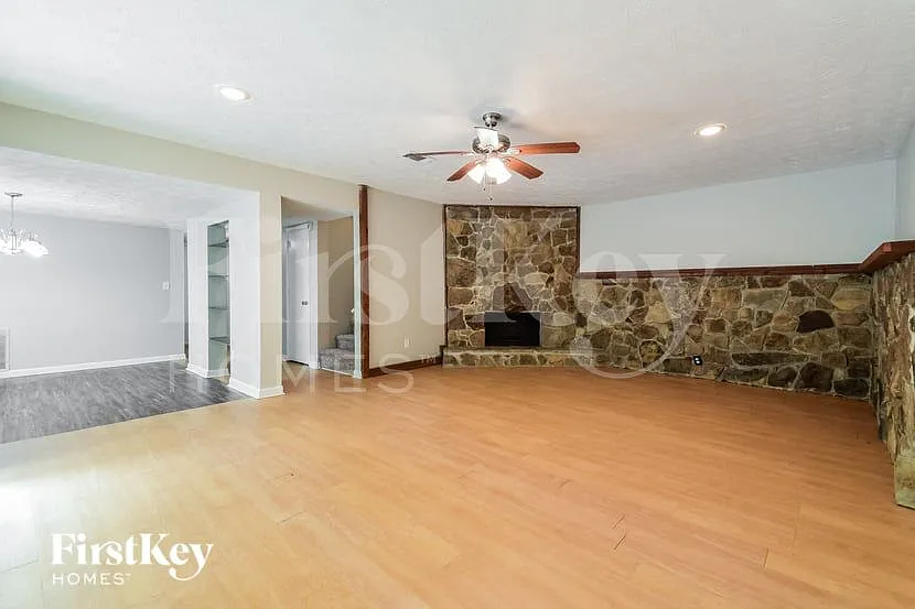 3 bed, 2.5 bath, 2018 sqft, $2,355 — Photo 3