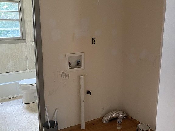 4th image of 1042 Bishop St