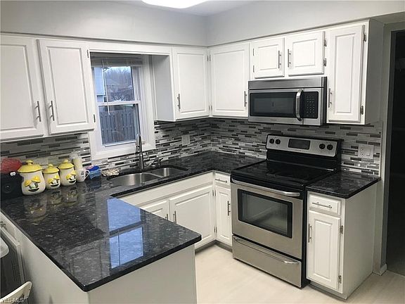 3rd image of 4889 Foxlair Trl