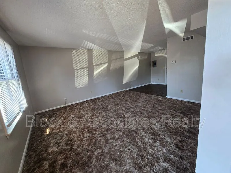 115 College St — Photo 2