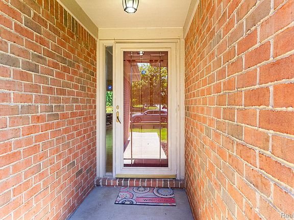 5th image of 487 N Oak Dr