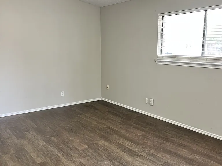 1554 Lahn Rd — Photo 2