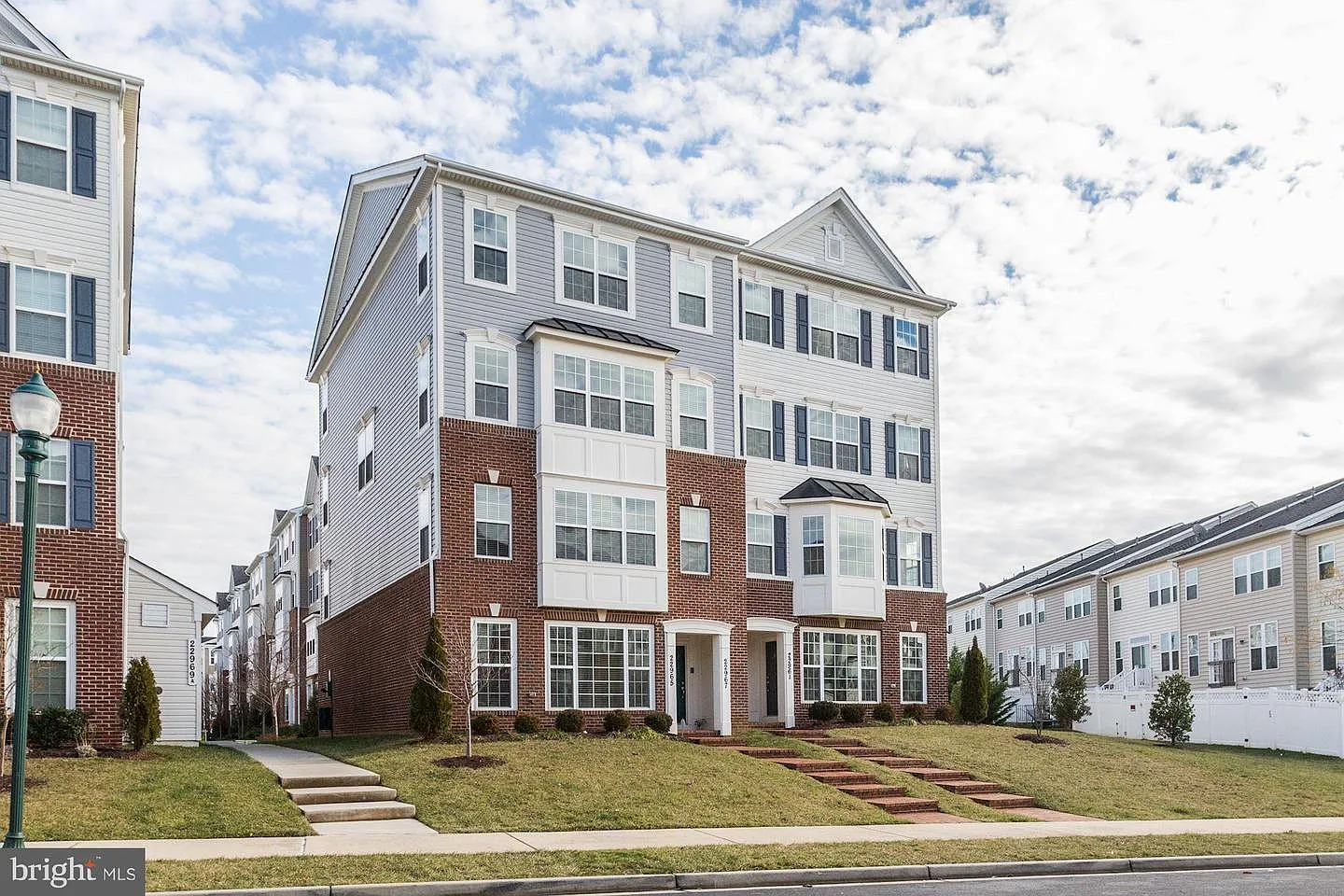 2 bed, 2.5 bath, 1734 sqft, $2,800 — Photo 2