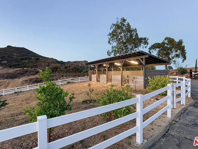 32194 Mulholland Hwy — Photo 23