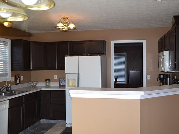 5th image of 933 Eagle Brook Dr