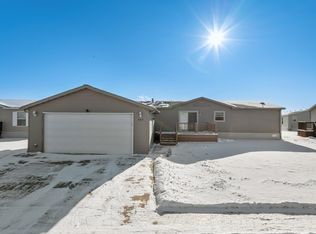 707 Foxtail Dr, Minot, ND 58701