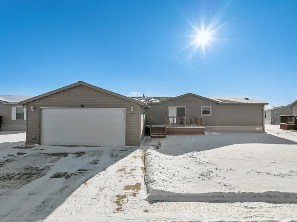 707 Foxtail Dr, Minot, ND 58701