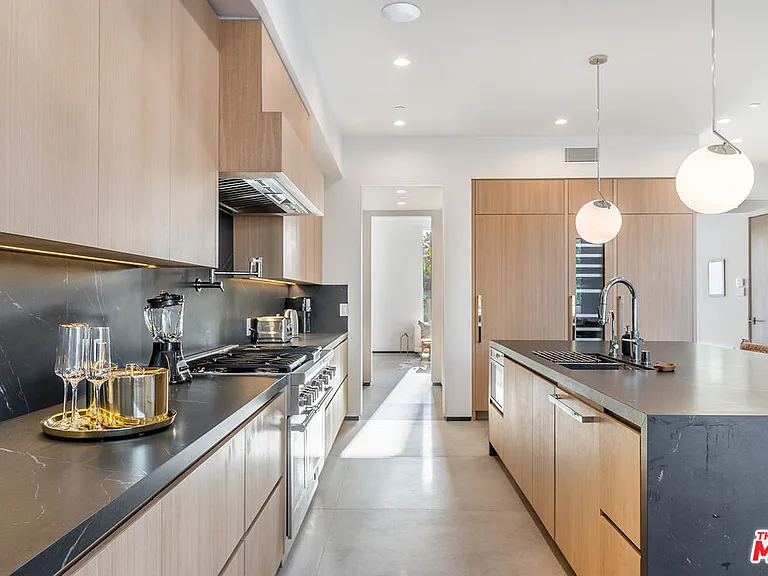 200 N Doheny Dr — Photo 41